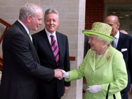 Kraljica Elizabeth i Martin McGuinness (Foto: AFP)