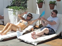 Rooney sa suprugom na bazenu