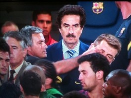 Detalj iz utakmice prošlogodišnjeg Superkupa kada je Mourinho gurnuo prst Vilanovi u oko