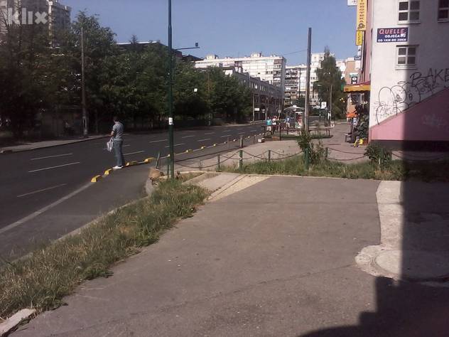 Jedni čekaju na novom, dugi na starom stajalištu (Foto: Klix.ba)
