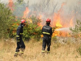 Požar u Trebinju izmiče kontroli, dim se sputio do grada