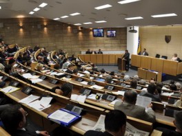 Pauza na početku sjednice, Zukić se žalio što je sjednica prvi dan ramazana