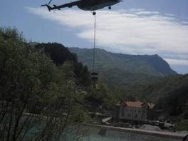 Helikopter koji gasi požar u Konjicu uzima vodu iz Neretve