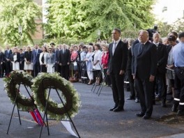 Norveški kralj Harald i premijer Stoltenberg odaju počast žrtvama u Oslu (Foto: AFP)
