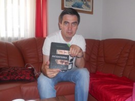 Muhamed Mahmutović sa svojom knjigom u ruci