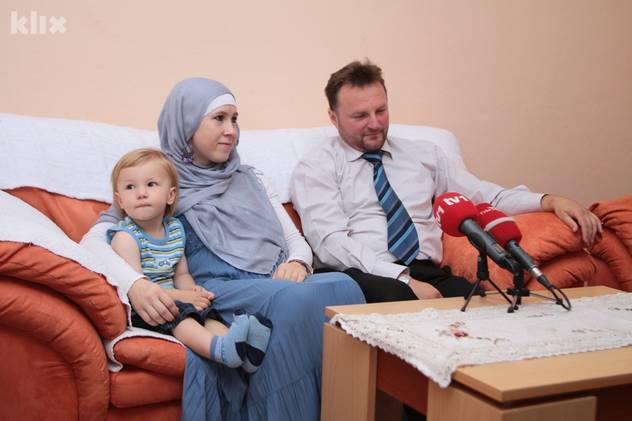 Majka Elzina i otac Erdem s dvogodišnjim Kerimom (Foto: Feđa Krvavac/Klix.ba)