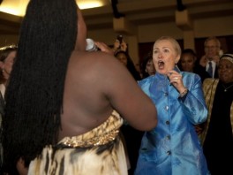 Hillary Clinton pleše u Malawiju (Foto: AFP)