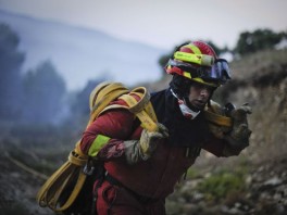 Španski vatrogasci se bore s vatrom (Foto: AFP)