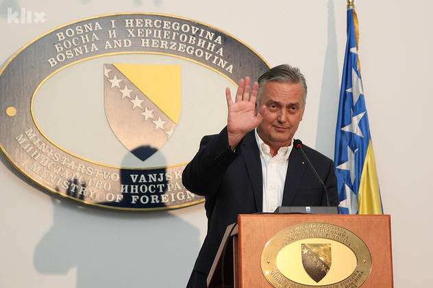 Lagumdžija na press konferenciji novinarima održao predavanje o čemu da pišu (Foto: Almir Panjeta/Klix.ba)