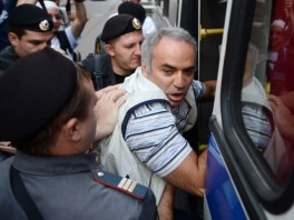 Policija hapsi Kasparova (Foto: AFP)