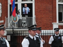 Julian Assange na balkonu Ambasade Ekvadora u Londonu (Foto: AFP)