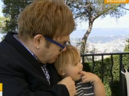 Elton John sa sinom