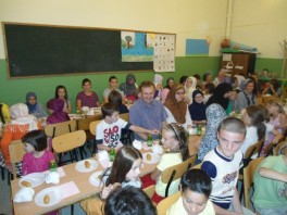 Direktor BBI banke Amer Bukvić na iftaru s djecom u Prvoj osnovnoj školi na Ilidži