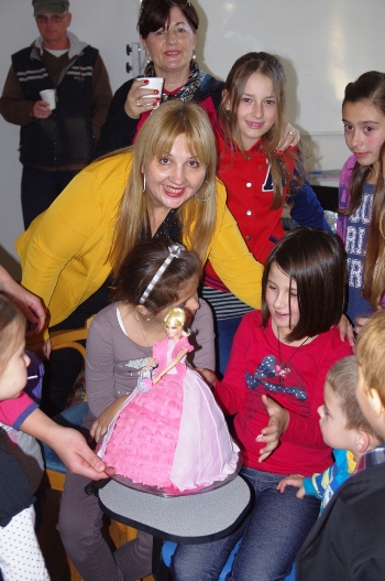 Maida s učenicima škole na zabavi
