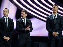 Andres Iniesta, Lionel Messi i Cristiano Ronaldo na dodjeli nagrada (Foto: AFP)