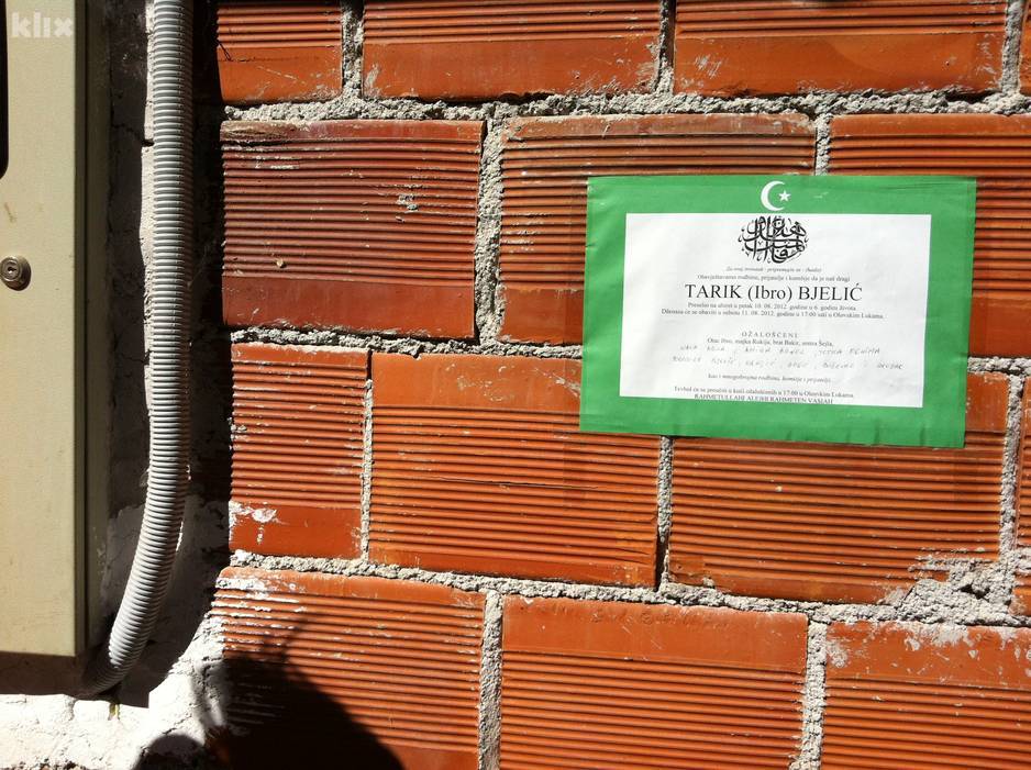 Smrtovnica malog Tarika još uvijek se nalazi na kući Bijelića (Foto: Klix.ba)