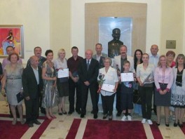 Dobitnici nagrada sa Davidovićem (Foto: SRNA)