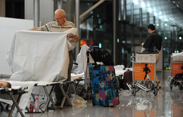 Putnici se pripremaju da prenoće na aerodromu u Minhenu (Foto: AFP)