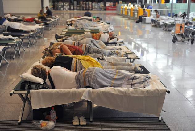 Premoreni putnici spavaju na aerodromu u Minhenu (Foto: AFP)