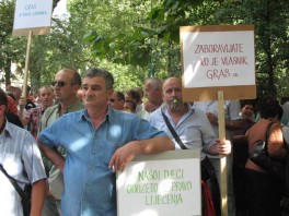 Uposlenici GRAS-a protestuju ispred Vlade KS (Foto: Klix.ba)