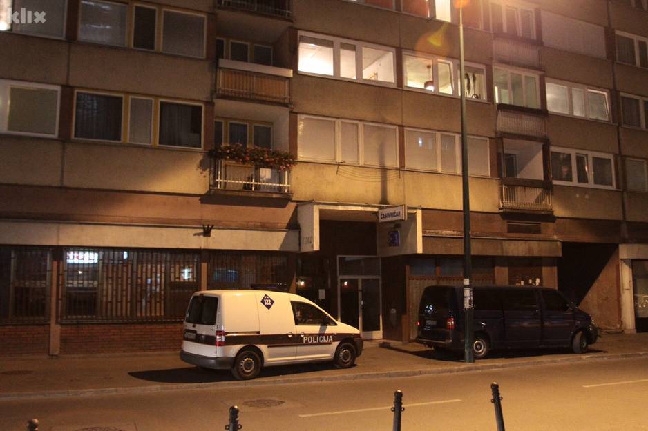 SIPA-a večeras pretresa objetke u ulici Envera Šehovića na broju 9 (Foto: Feđa Krvavac/Klix.ba)