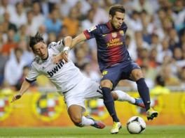 Jordi Alba u duelu sa Mesutom Ozilom (Foto: AFP)