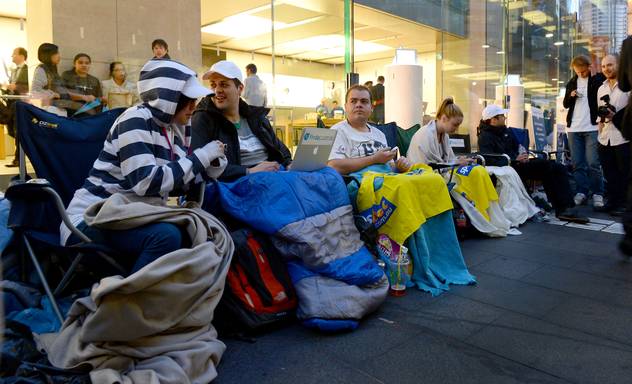 Australijanci noć proveli čekajući da kupe iPhone 5 (Foto: AFP)