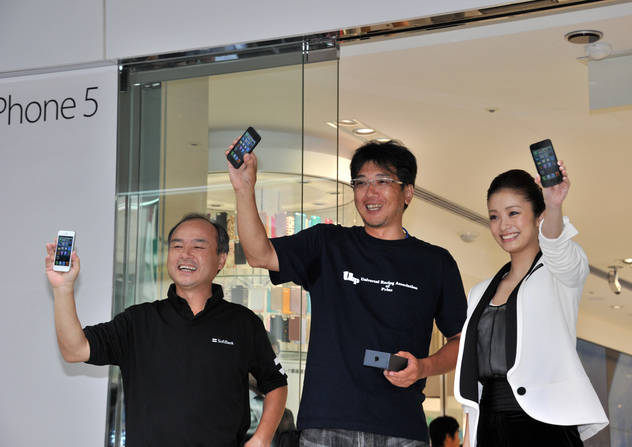 Japanci sretni izašli iz Appleove prodavnice (Foto: AFP)