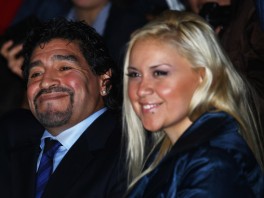 Maradona sa suprugom