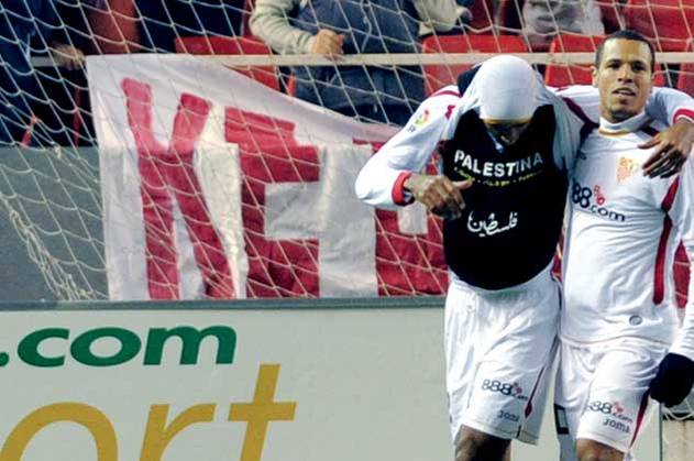 Zbog ovakvog načina slavlja pogotka, Kanoute je kaženj sa 3.000 eura