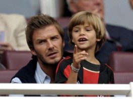 David Beckham sa sinom Romeom na utakmici Arsenala (Foto: AFP)