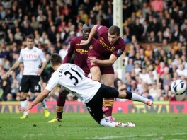 Edin Džeko postiže sjajan gol protiv Fulhama (Foto: AFP)