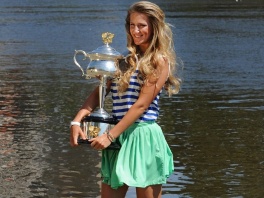 Victoria Azarenka s trofejom Australian Opena (Foto: Arhiv/AFP)