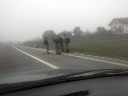 Vojnici čekaju autobus na autoputu u Podlugovima (Foto: Čitatelj portala Klix.ba)