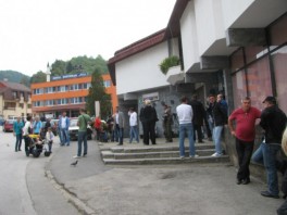 Ispred Kulturnog centra u Srebrenici (Foto: SRNA)