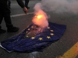 Grčka: Penzioneri zapalili zastavu EU