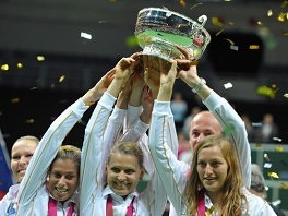 Češke teniserke slave trofej (Foto: AFP)