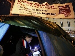 Gradonačelnik Gatignon u šatoru (Foto: AFP)