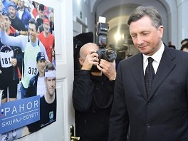 Pahor dolazi na konferenciju za novinar (Foto: AFP)