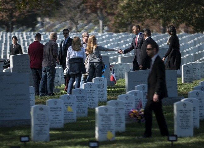 Barack Obama na groblju u Arlingtonu (Foto: AFP)