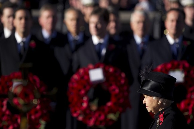 I kraljica Elizabeta je odala počast žrtvama (Foto: AFP)