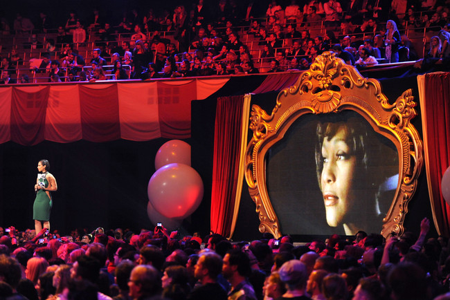 Alicia Keys je preuzela nagradu za preminulu Whitney Houston (Foto: AFP)