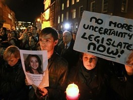 S protesta ispred Parlamentu u Belfastu