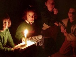 31. maj 1993. godine. Djeca sa posebnim potrebama u skloništu i uz svijeće.