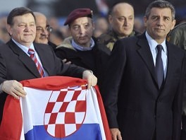 Ante Gotovina izlazi iz aviona u Zagrebu (Foto: AFP)
