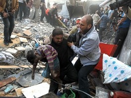 Izvlačenje leševa palestinske porodice ispod ruševina (Foto: AFP)