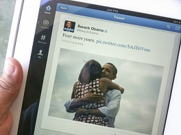 Fotografija na kojoj su zagrljeni Michelle i Barack Obama