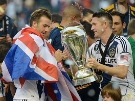 Robbie Keane i David Beckham su podigli pehar (Foto: AFP)