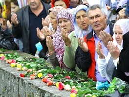 Porodice žrtava u Višegradu odaju počast stradalima (Foto: Arhiv)
