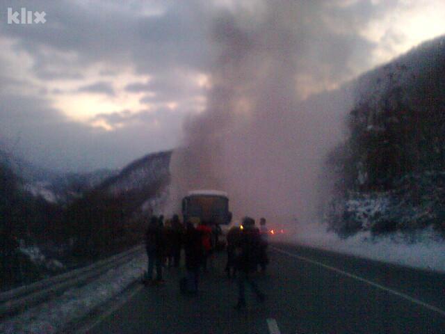 Putnici su srećom na vrijeme napustili autobus (Foto: Čitatelj portala Klix.ba)